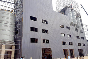 建新機械技術人員指導干粉砂漿攪拌設備在客戶現場安裝調試